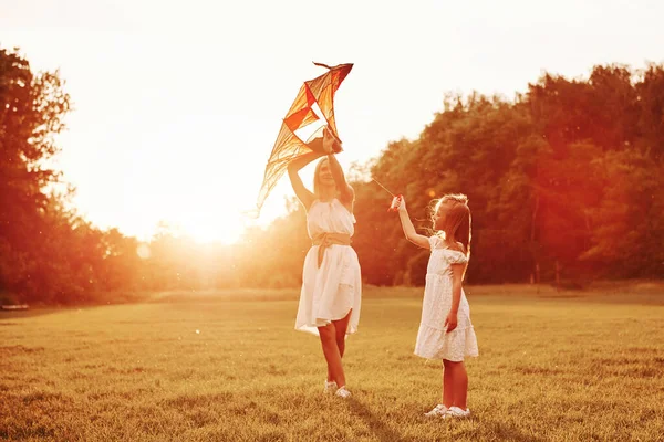 Lançar Papagaio Mãe Filha Divertem Campo Bela Natureza — Fotografia de Stock