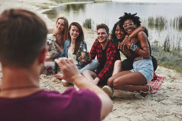 Ett Uppriktigt Leende Grupp Människor Har Picknick Stranden Vänner Kul — Stockfoto