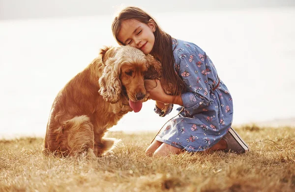 手を握って かわいい女の子持っていますA散歩とともに彼女の犬屋外で晴れた日 — ストック写真