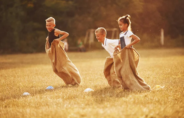 Sackhüpfen Freien Auf Dem Feld Kinder Haben Spaß Sonnigen Tag — Stockfoto