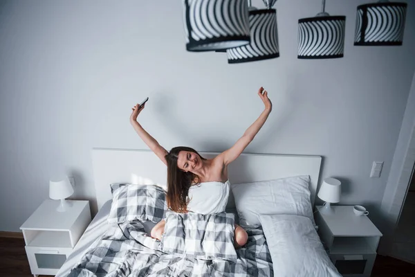 Telefono Mano Bella Giovane Donna Sdraiata Sul Letto Mattino Nella — Foto Stock