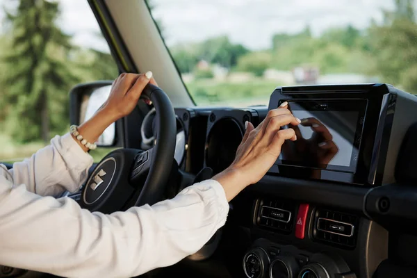 Panoul Control Vedere Particulară Femeii Care Conduce Mașină Nouă Modernă — Fotografie, imagine de stoc