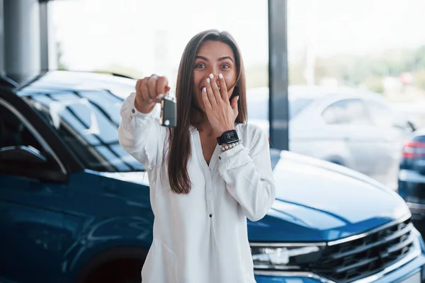 Emocionada Con Auto Nuevo Tiene Las Llaves Mano Mujer Joven — Foto de Stock