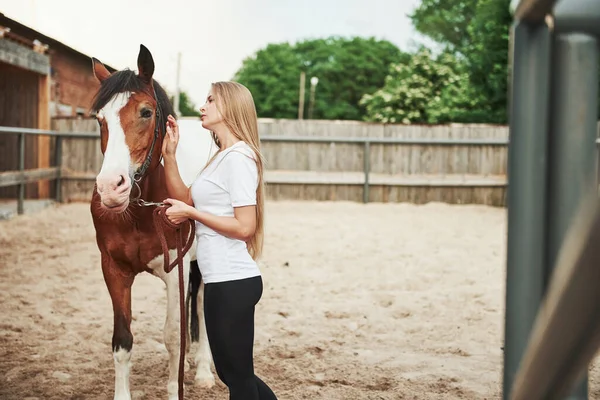 Ejecutando Deporte Mujer Feliz Con Caballo Rancho Durante Día —  Fotos de Stock