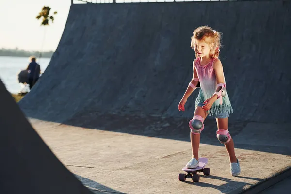 Sonniger Tag Kleines Mädchen Mit Skate Auf Einer Rampe Für — Stockfoto