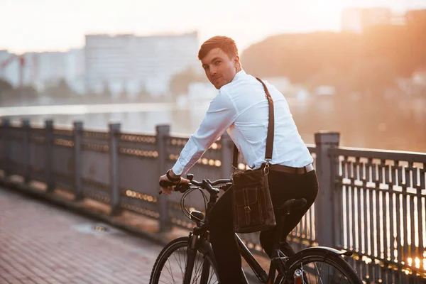 Estou Sentir Bem Empresário Roupas Formais Com Bicicleta Preta Está — Fotografia de Stock