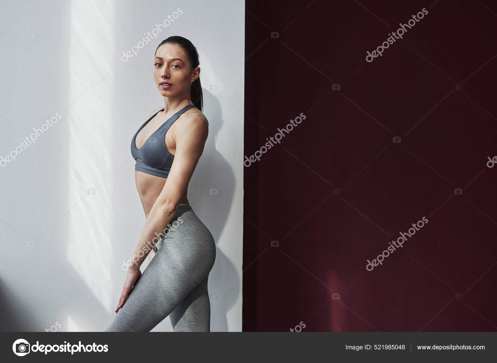 Iluminação Natural Mulher Bonita Com Boa Forma Corpo Fitness Posando fotos,  imagens de © myronstandret #521985048