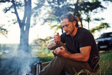 Taze içkinin tadını çıkarıyorum. Hafta sonu kamp ateşinin yanında siyah gömlekli bir adam vardı..