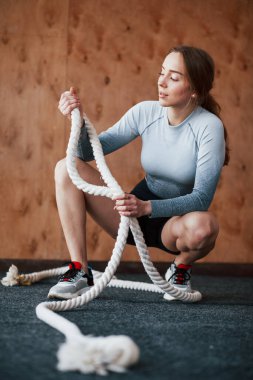 Vücudu iyi durumda. Sportif genç bir kadın sabah spor salonunda spor yapıyor..