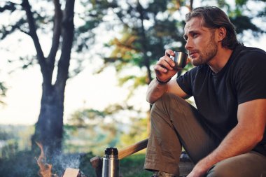 Termos kullanarak içki yapmak. Hafta sonu kamp ateşinin yanında siyah gömlekli bir adam vardı..