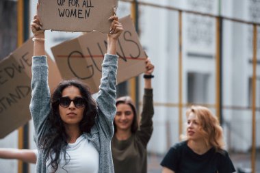 Yöneticiye başvurun. Bir grup feminist kadın dışarıda hakları için protesto yapıyor..