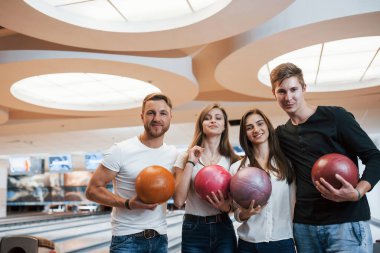 Yakışıklılar. Genç neşeli arkadaşlar hafta sonları bowling kulübünde eğleniyorlar..