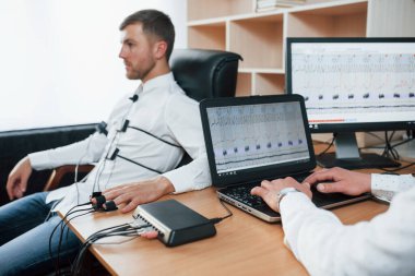 Gergin görünüyorsun. Şüpheli adam yalan detektöründen geçiyor. Sorular soruyor. Yalan makinesi testi.