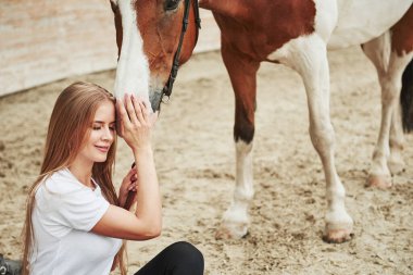 Çiftlikte. Gündüz vakti atıyla çiftlikte mutlu bir kadın.