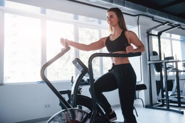 Pencerelerin yanında. Hafta sonu spor salonundaki muhteşem sarışın kadının fotoğrafı..