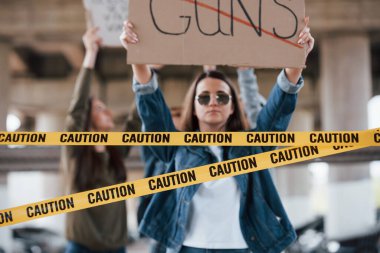 Yüksek sesle konuş. Bir grup feminist kadın dışarıda hakları için protesto yapıyor..