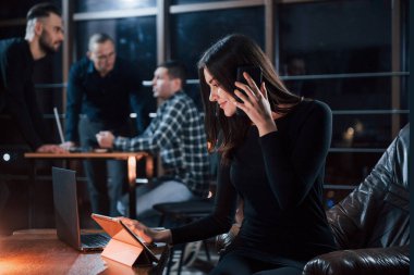 Her şey plana uygun ilerliyor. Genç iş adamlarından oluşan bir ekip gece ofiste projeleri üzerinde çalışıyor..