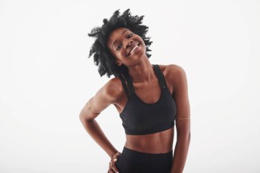 Model stüdyoda kendini özgür hissediyor. Beyaz arka plana karşı güzel afro-amerikalı kadın.