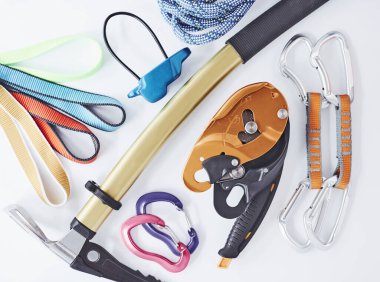 Yepyeni bir set. Üst Manzara. Beyaz masada yatan güvenlik için tırmanma ekipmanları. Ekstrem spor anlayışı.