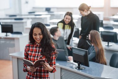 İlginç bilgiler. Modern ofiste çalışan günlük kıyafetli bir grup genç..