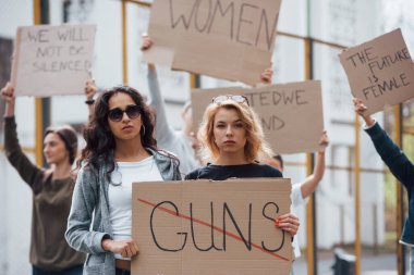 Altı kişi. Bir grup feminist kadın dışarıda hakları için protesto yapıyor..