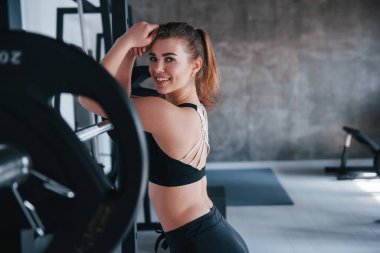 Güzel beyaz dişler. Hafta sonu spor salonundaki muhteşem sarışın kadının fotoğrafı..