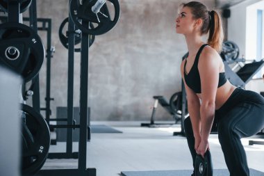 Sadece bir kaç dakika. Hafta sonu spor salonundaki muhteşem sarışın kadının fotoğrafı..