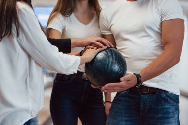 Oyuna başlayalım. Bowling kulübündeki insanlar eğlenmeye hazır..