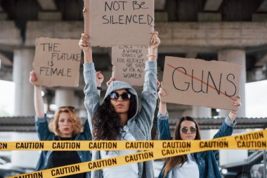 Zorbalığa karşı konuş. Bir grup feminist kadın dışarıda hakları için protesto yapıyor..