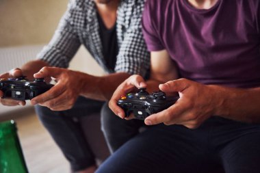 Bir grup arkadaş içeride konsol oynarken eğleniyor..