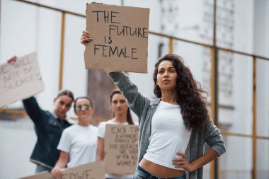 Güçlü bir kadın. Bir grup feminist kız dışarıda hakları için protesto yapıyor..