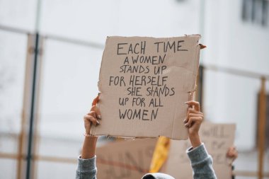 Gösteri eyleme geçti. Bir grup feminist kadın dışarıda hakları için protesto yapıyor..