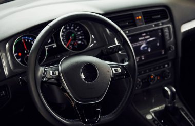 Modern arabanın içinin detaylı bir görüntüsü. Lüks ve kaliteli otomobil.