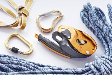 Büyük mavi renkli ip. Üst Manzara. Beyaz masada yatan güvenlik için tırmanma ekipmanları. Ekstrem spor anlayışı.