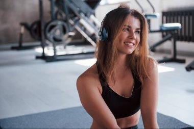 Arka plan bulanık. Hafta sonu spor salonundaki muhteşem sarışın kadının fotoğrafı..