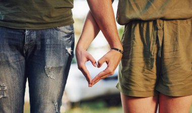 Kalpten ve sevgiden el hareketi yapmak. Genç çift gündüz vakti ormanda iyi vakit geçirir..