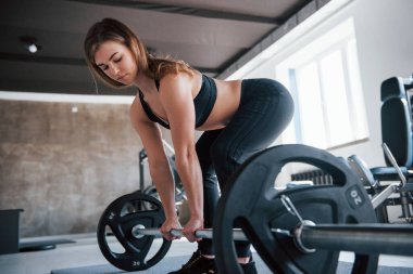 Sıcaklık. Hafta sonu spor salonundaki muhteşem sarışın kadının fotoğrafı..