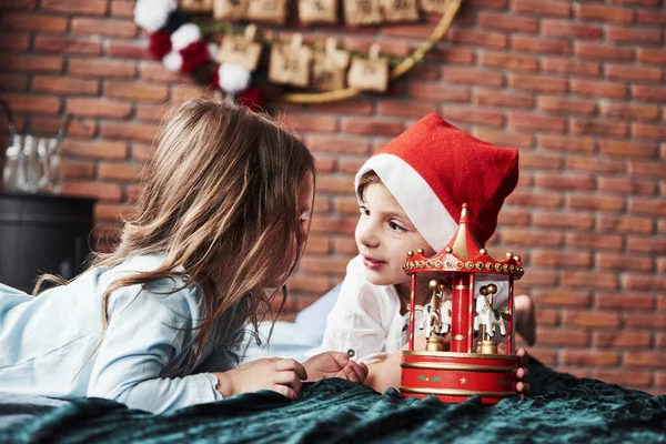 Gapią Się Siebie Dzieci Bawią Się Zabawką Karuzelą Nowym Roku — Zdjęcie stockowe