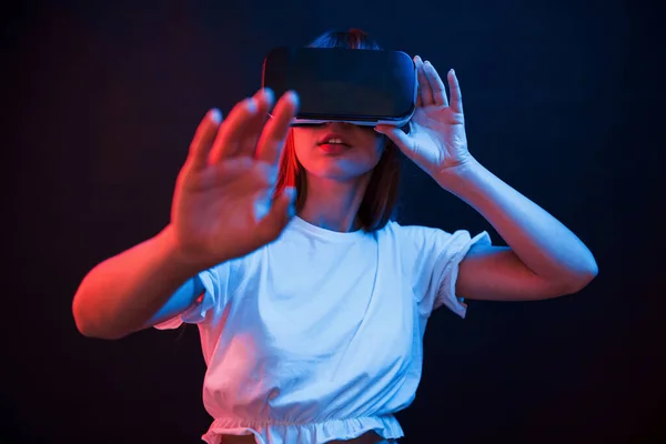 Vezeték Nélküli Technológiák Fiatal Használ Virtuális Valóság Szemüveg Sötét Szobában — Stock Fotó