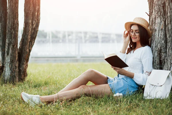 Quiet Nature Young Woman Have Weekend Sits Park Daytime — Stock Photo, Image