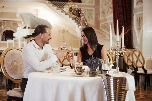 Deze Toast Voor Ons Mooi Koppel Hebben Romantisch Diner Luxe — Stockfoto