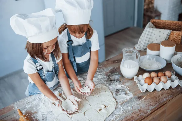 Jag Koncentrerar Mig Matlagning Familjebarn Vit Kock Uniform Laga Mat — Stockfoto