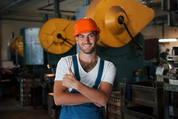 Positieve Jongen Portret Van Ingenieur Metallurgische Fabriek Beschermhelm — Stockfoto