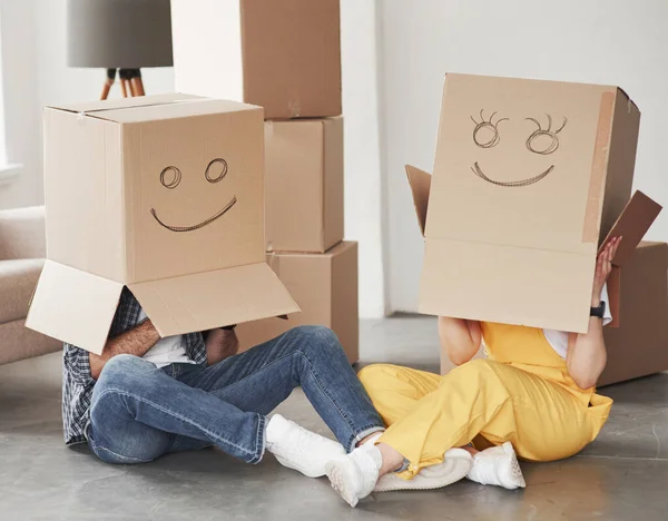 Çocuklar Gibi Oynuyorsunuz Yeni Evlerinde Birlikte Mutlu Bir Çift Taşınma — Stok fotoğraf
