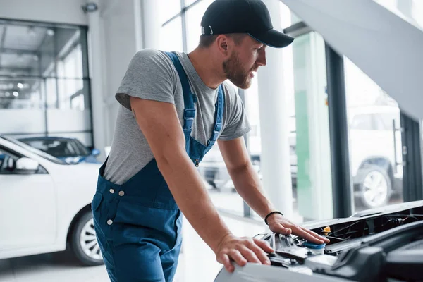 Esta Una Tarea Sencilla Para Ese Tipo Hombre Uniforme Azul — Foto de Stock