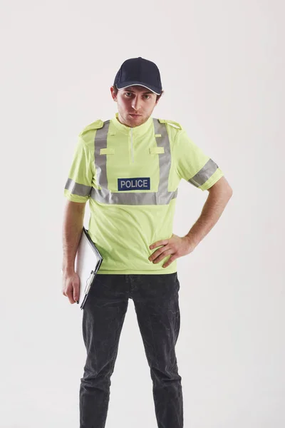 Warten Auf Die Aufgabe Polizist Grüner Uniform Steht Vor Weißem — Stockfoto