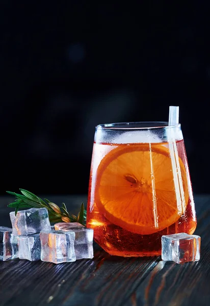 Foto Verticale Cocktail Pronto Sul Tavolo Legno Del Night Club — Foto Stock