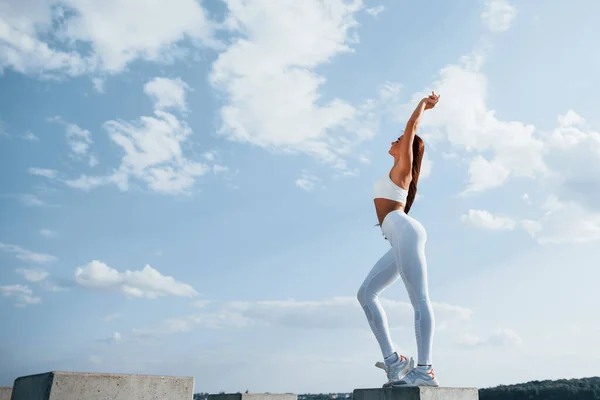 Tegen Blauwe Lucht Poseren Voor Camera Jonge Fitnessvrouw Met Slank — Stockfoto