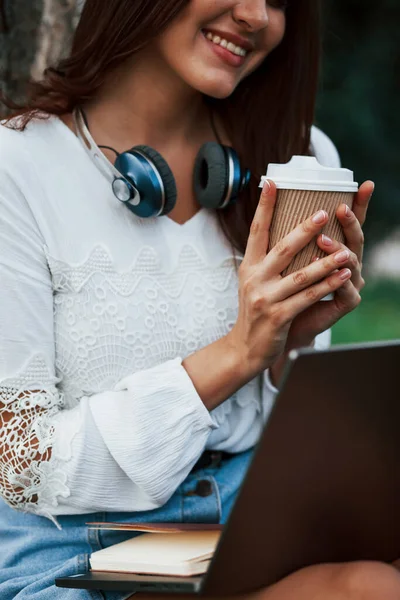 Casques Sur Cou Jeune Femme Ont Week End Assoit Dans — Photo