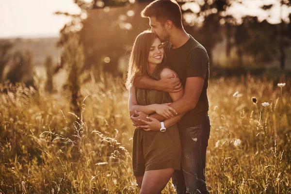 Auf Dem Vom Sonnenlicht Erleuchteten Feld Schönes Junges Paar Vergnügt — Stockfoto